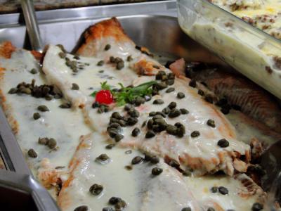 Salmão ao molho branco e alcaparras