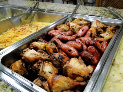 Frango e salsichão assado